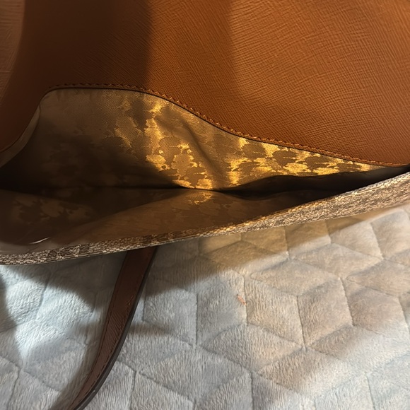 Karl Lagerfeld Paris Used Crossbody Purse With Some Corner Rubbing & Black Mark - Picture 3 of 13